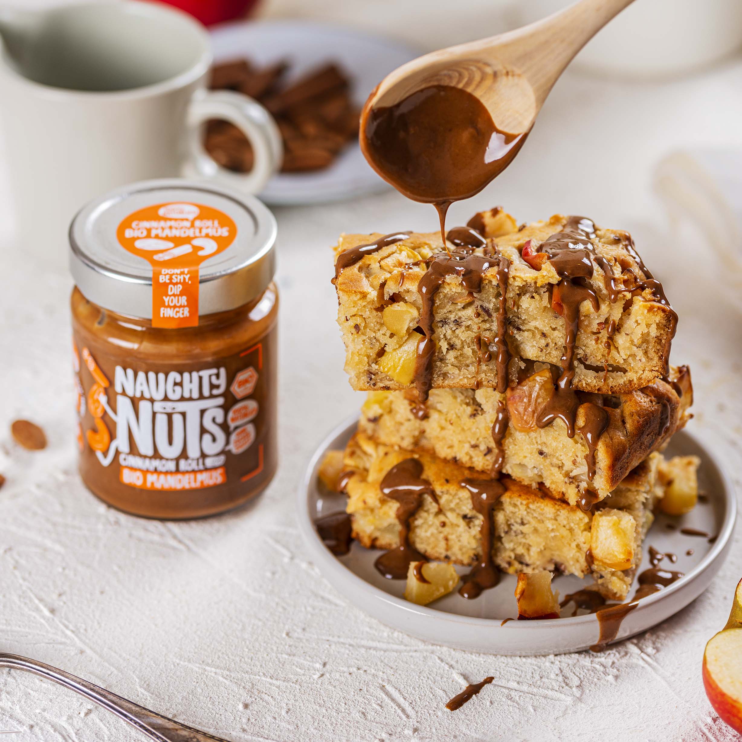 Vegane Apfel-Blondies mit Naughty Nuts Cinnamon Roll Mandelmus