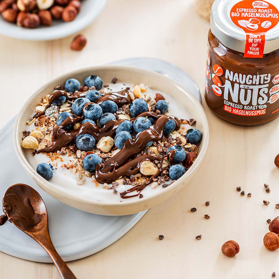 Vegane Joghurt Bowl mit Naughty Nuts Bio Haselnussmus Espresso Roast