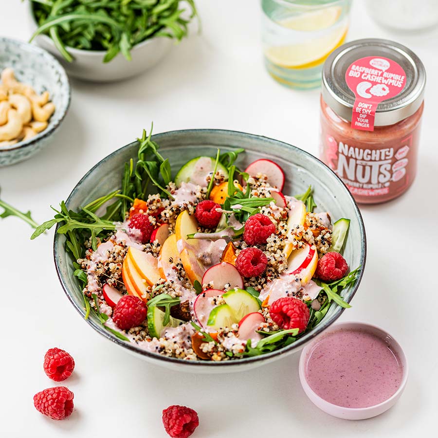 Veganer Quinoa Salat mit Naughty Nuts BIO Cashewmus Raspberry Rumble