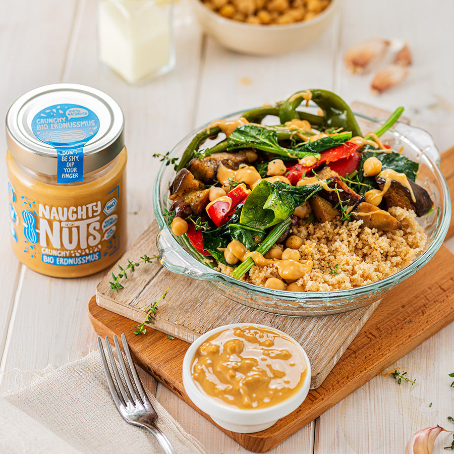 Vegane Gemüse-Bowl mit Naughty Nuts BIO Erdnussmus Crunchy