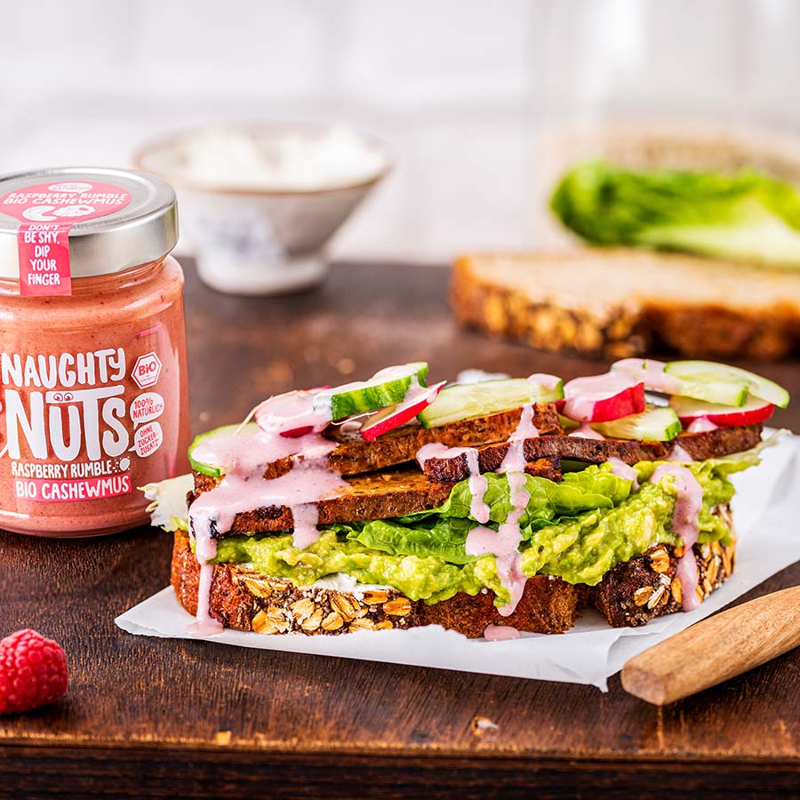 Veganes Sandwich Rezept zum Mitnehmen mit Räuchertofu und Naughty Nuts BIO Cashewmus Raspberry Rumble