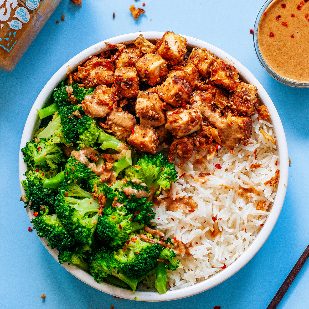 Crispy Tofu mit Tahini-Erdnuss-Soße