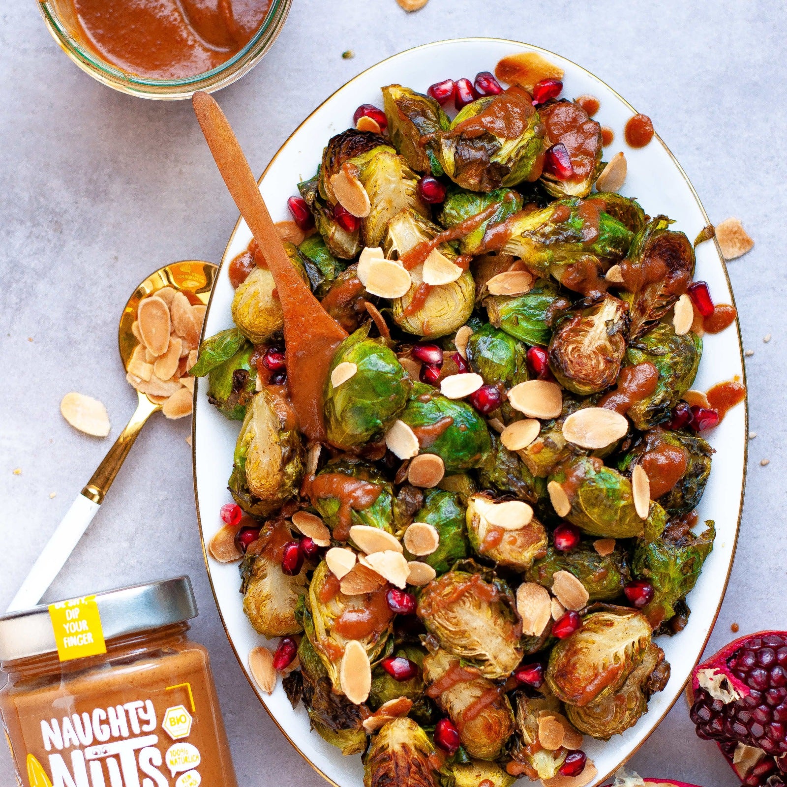 Rosenkohlsalat mit Mandelmusdressing