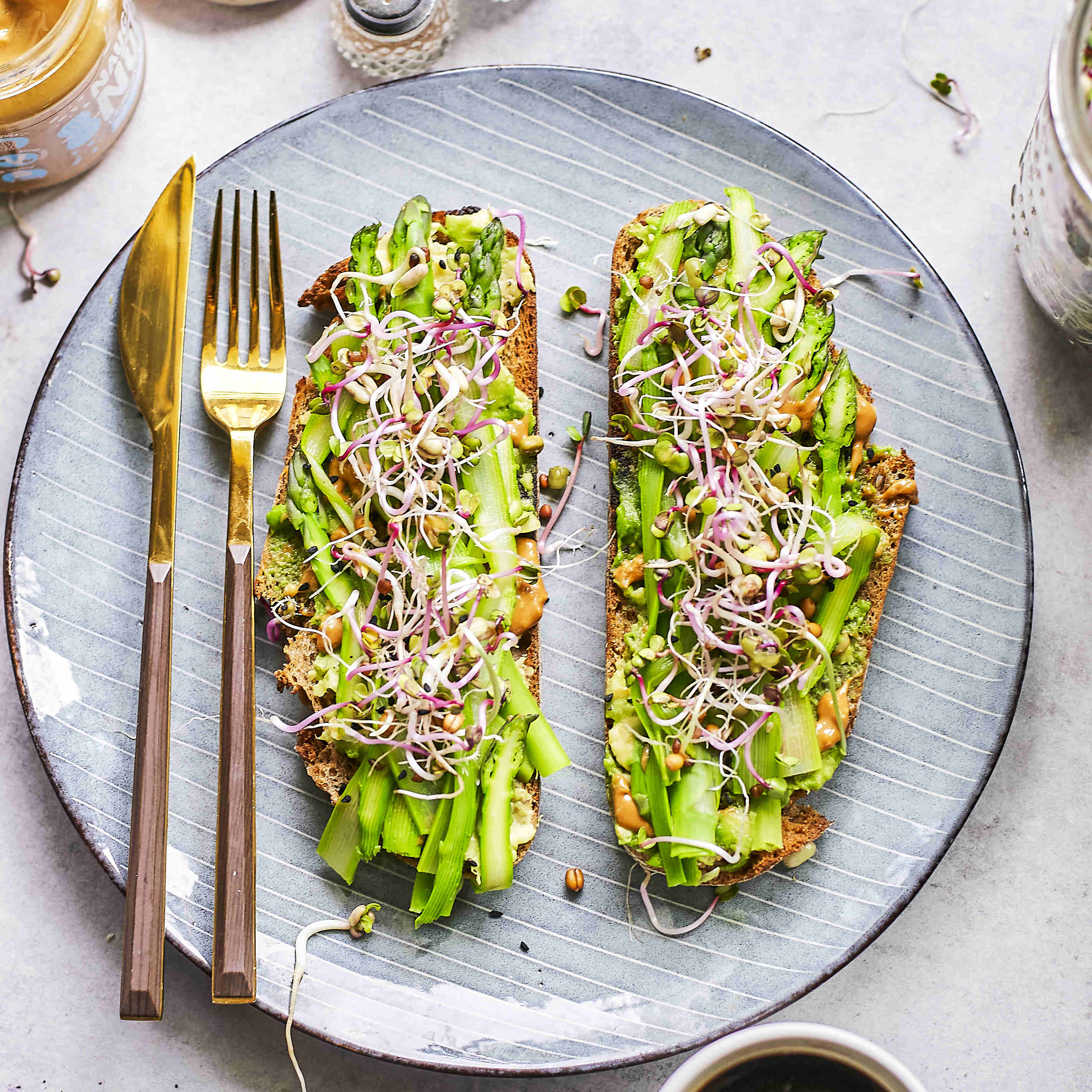 Spargel-Avocado-Stulle